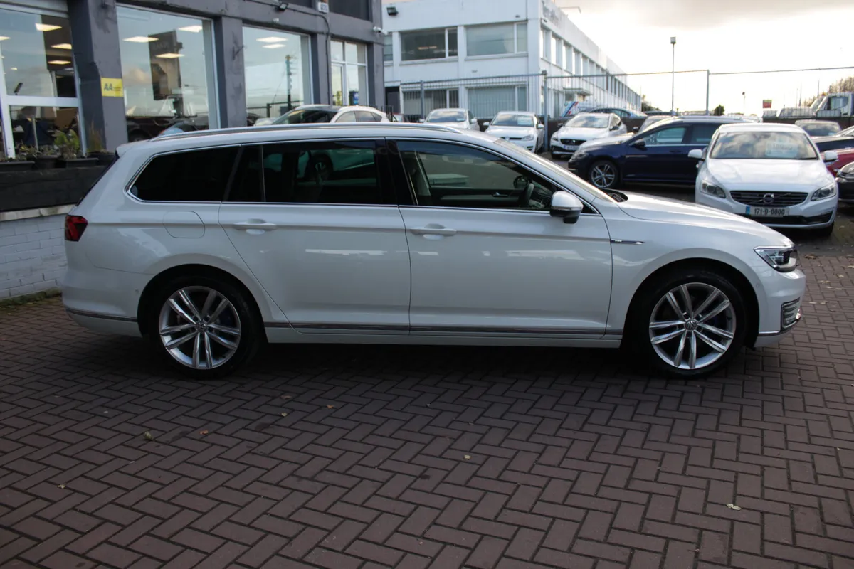 GTE ADVANCE HYBRID 5DR ESTATE AUTOMATIC //. 1 OWNE - Image 3