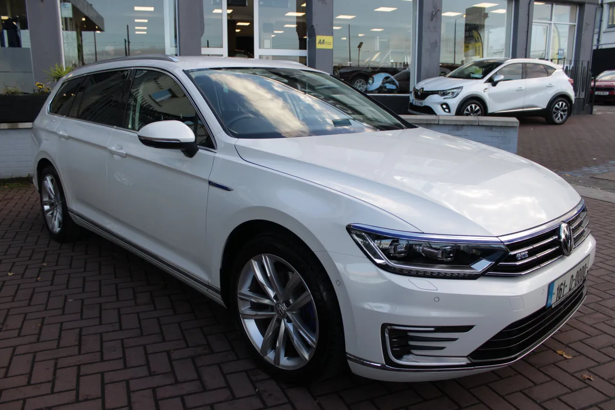 GTE ADVANCE HYBRID 5DR ESTATE AUTOMATIC //. 1 OWNE - Image 2