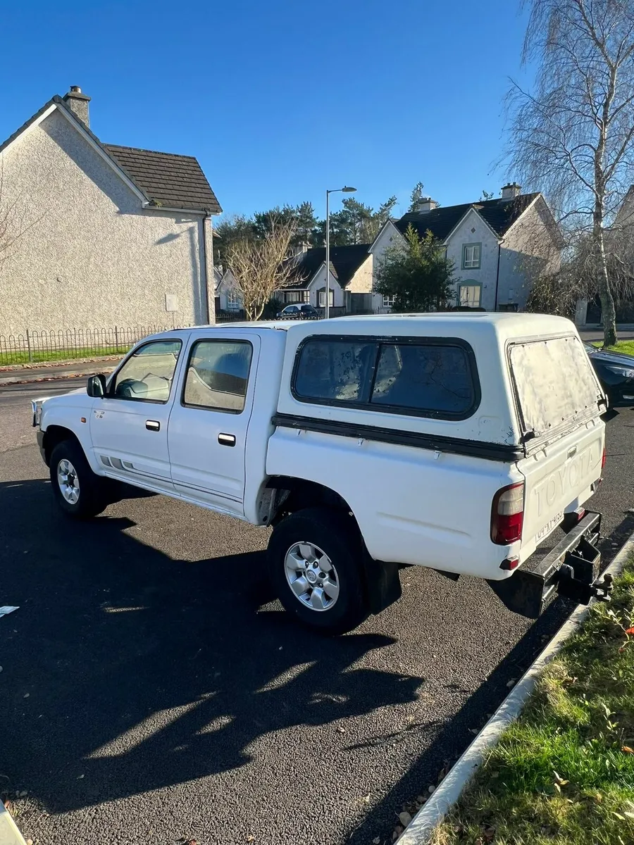 Toyota Hilux Crew Cab - Image 2