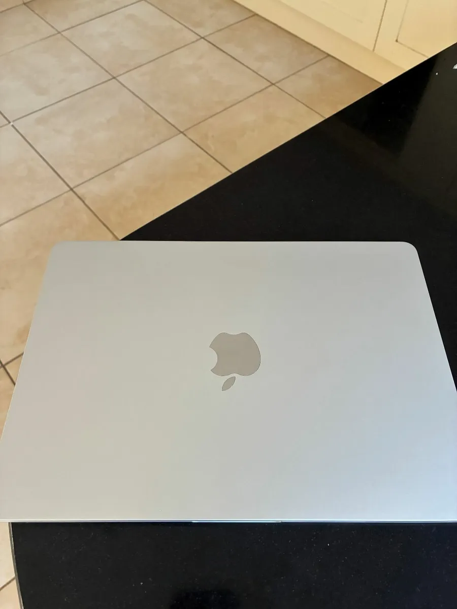 Apple MacBook Air - Image 2