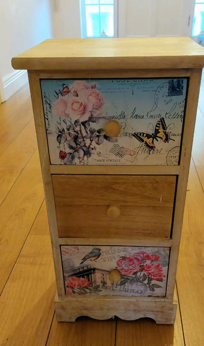Small chest of drawers - Image 1