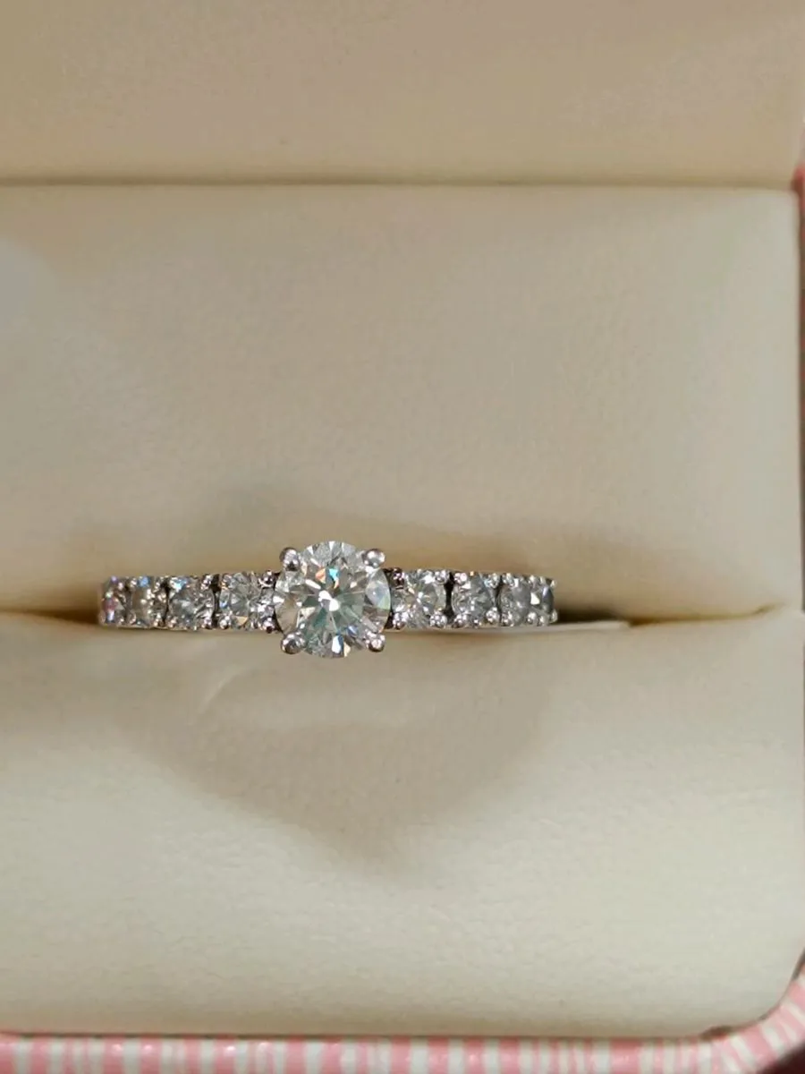 18k White Gold and Diamond Ring - Image 1