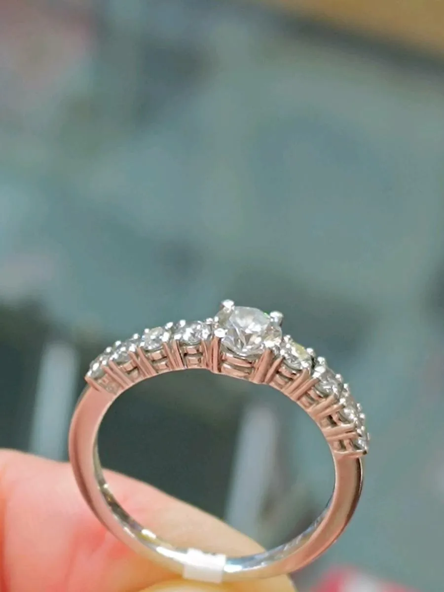 18k White Gold and Diamond Ring - Image 2