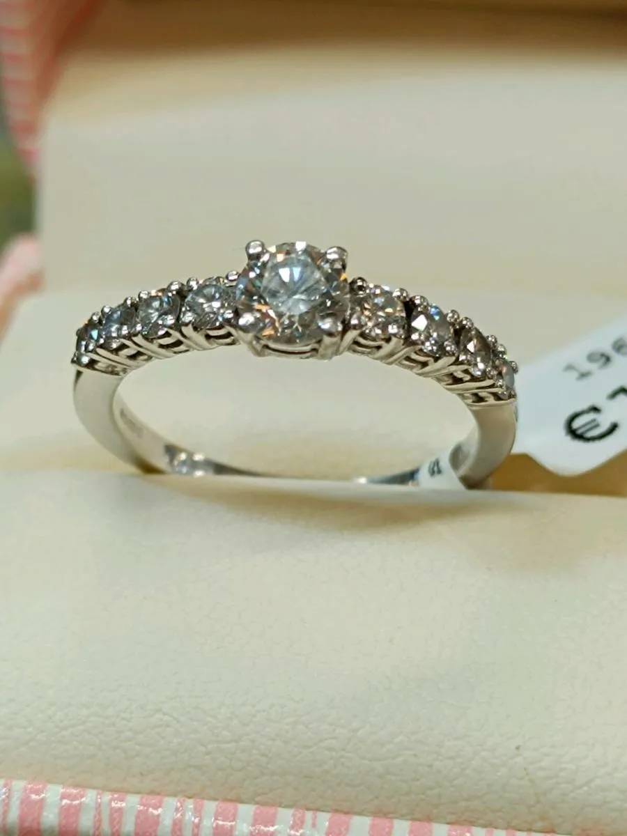 18k White Gold and Diamond Ring - Image 3