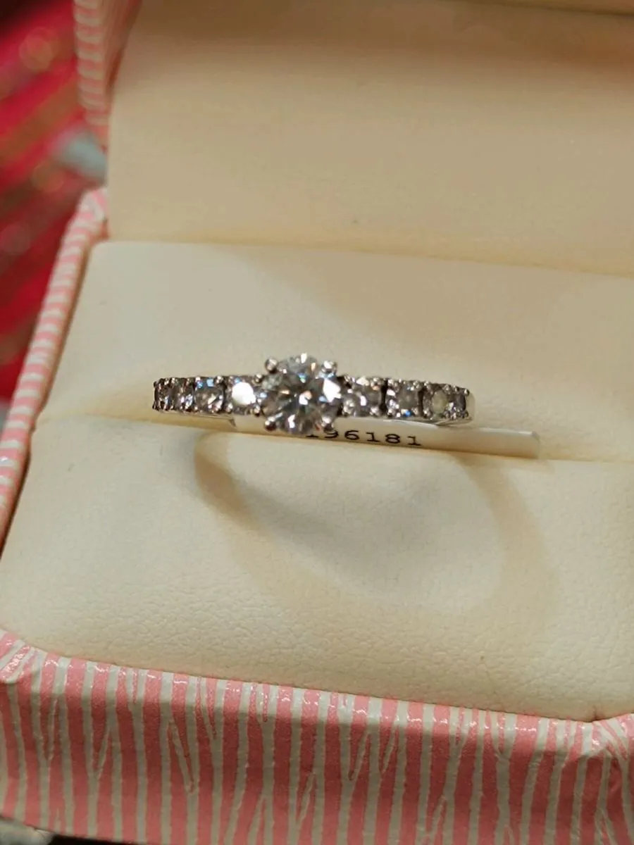 18k White Gold and Diamond Ring - Image 4