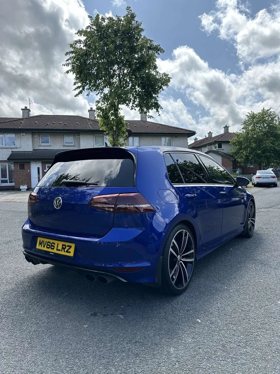 Volkswagen Golf R 300PS DSG LAPIZ BLUE SUNROOF - Image 2