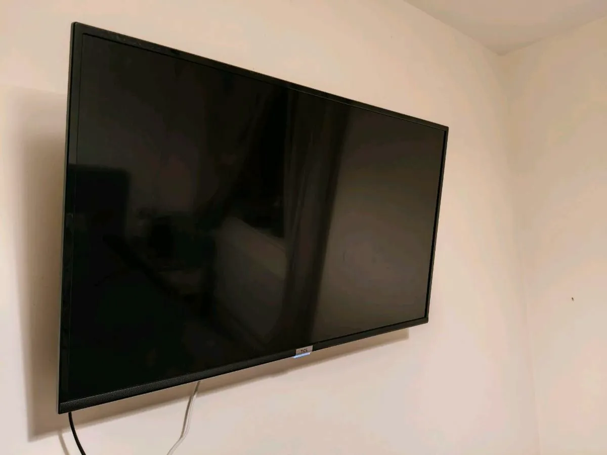 TCL 32 inch SmartTV with Alexa - Image 2