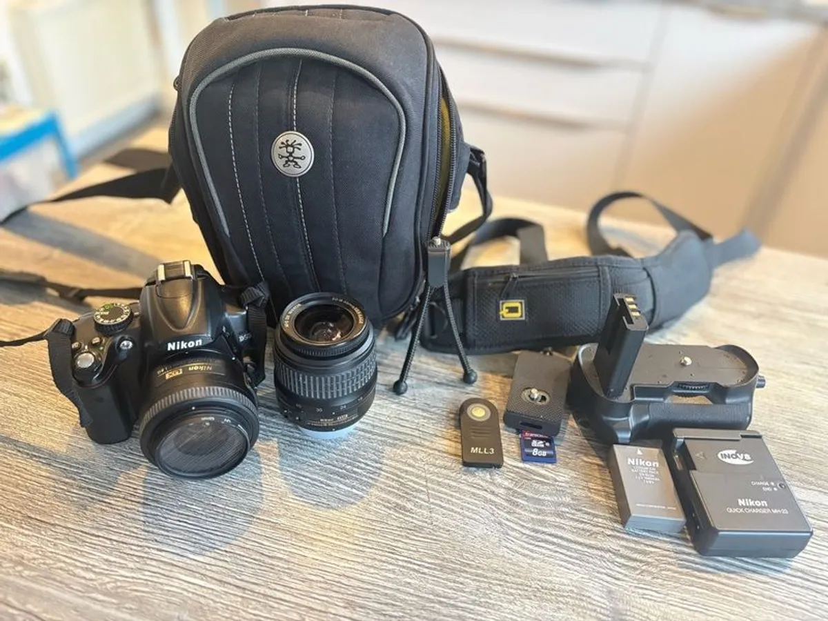 Nikon D5000 and accessories - Image 1