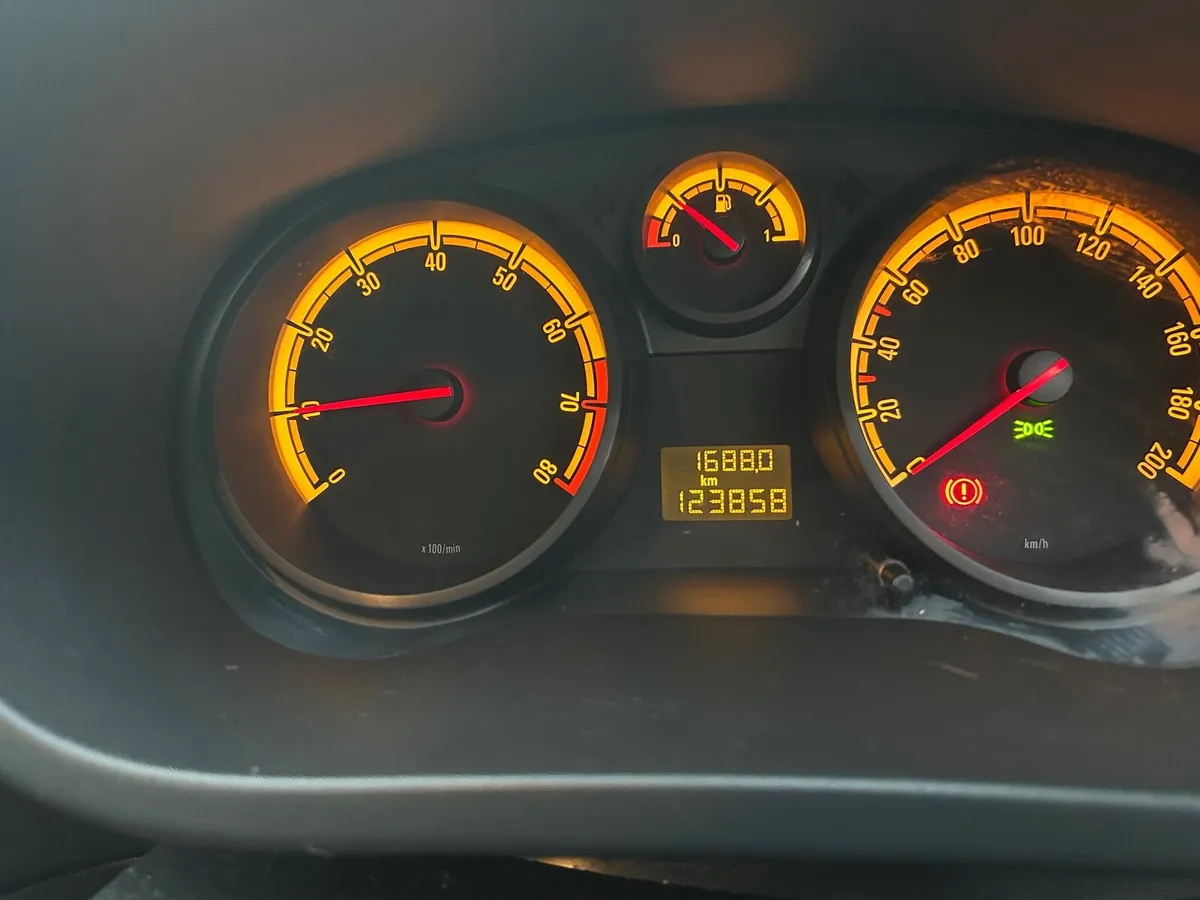 Opel Corsa 2013 - Image 2