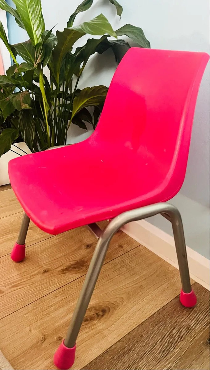 Hard plastic chair for kids - Image 1