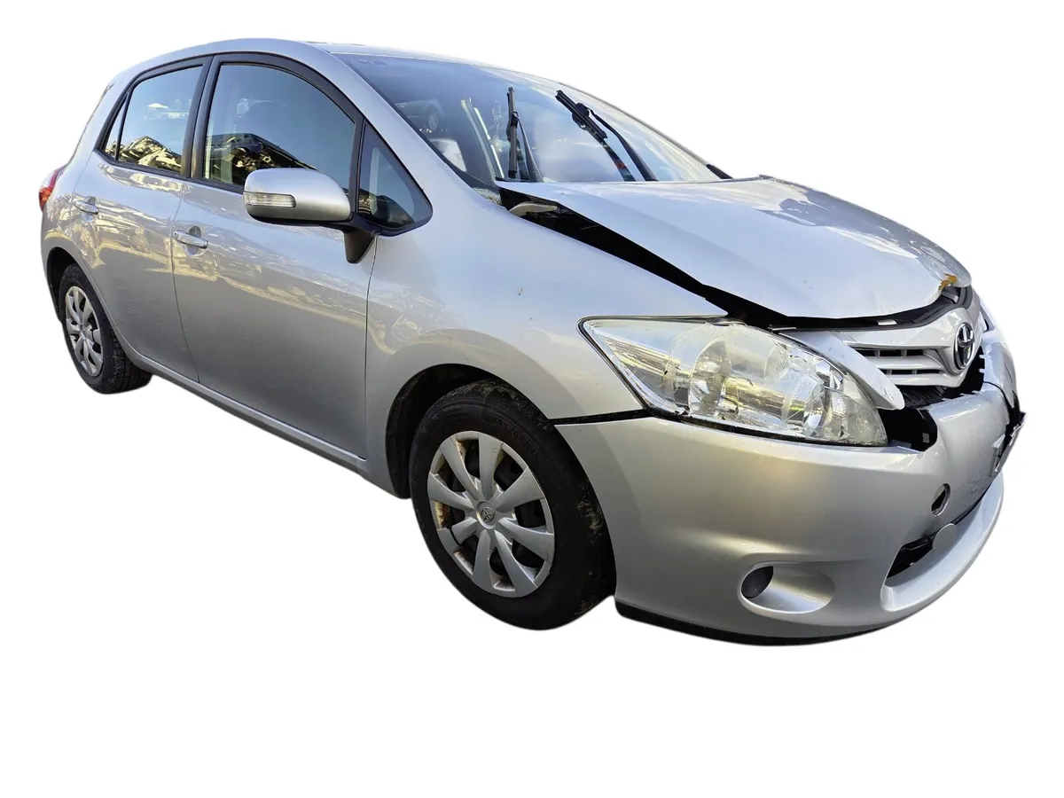 2010 TOYOTA AURIS For Breaking/Dismantling - Image 1