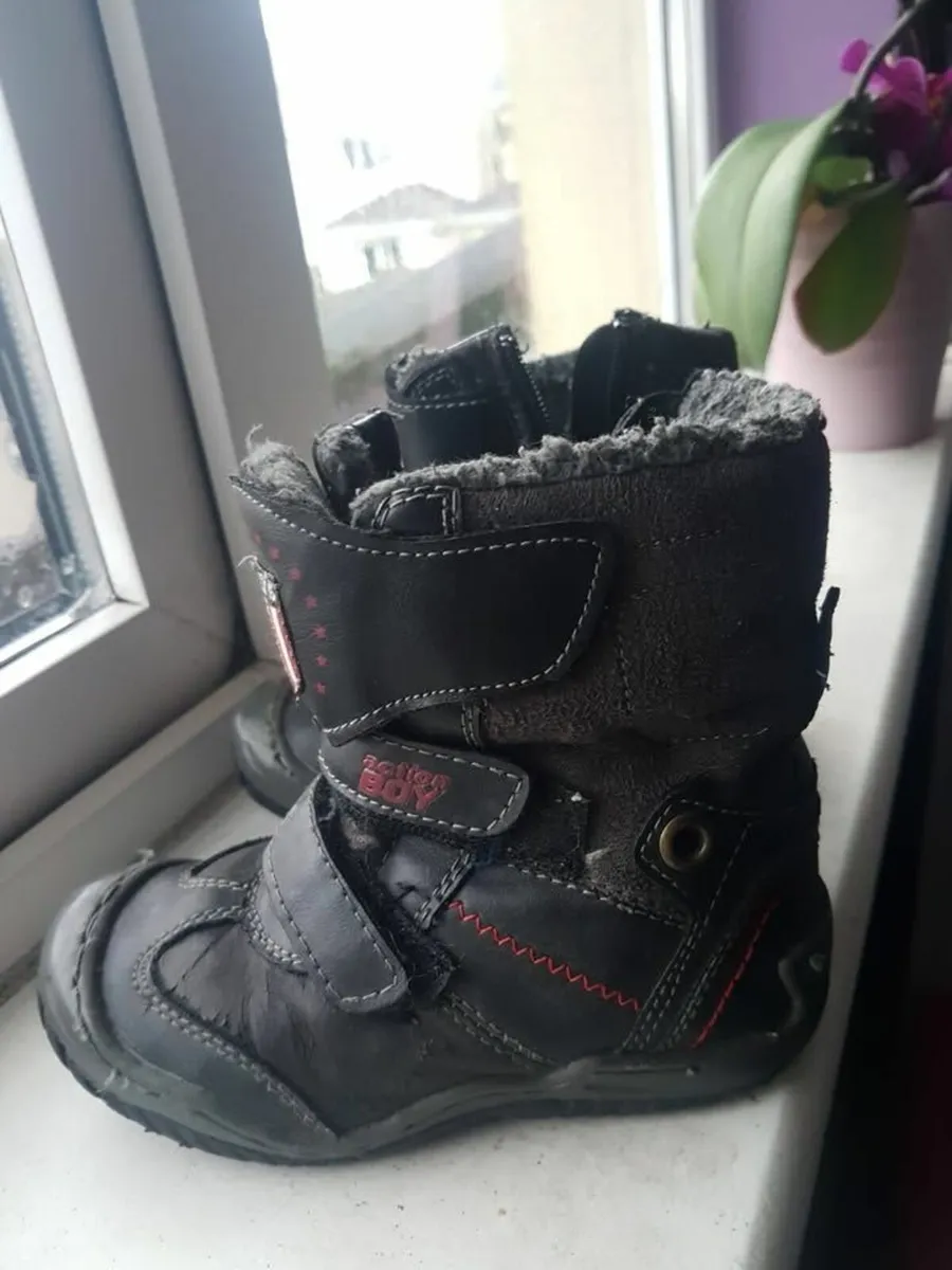 boy size 28 winter boots  leather barely used - Image 2