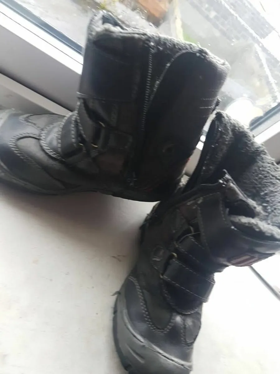 boy size 28 winter boots  leather barely used - Image 3