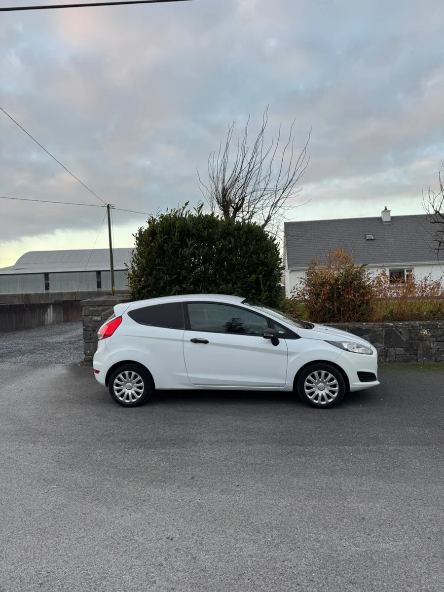 Ford Fiesta 2014 - Image 2