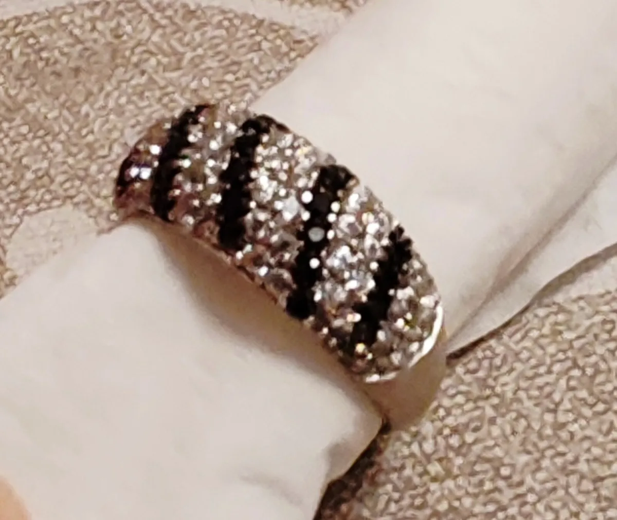 Sterling silver ring with sparkling rhinestones - Image 2