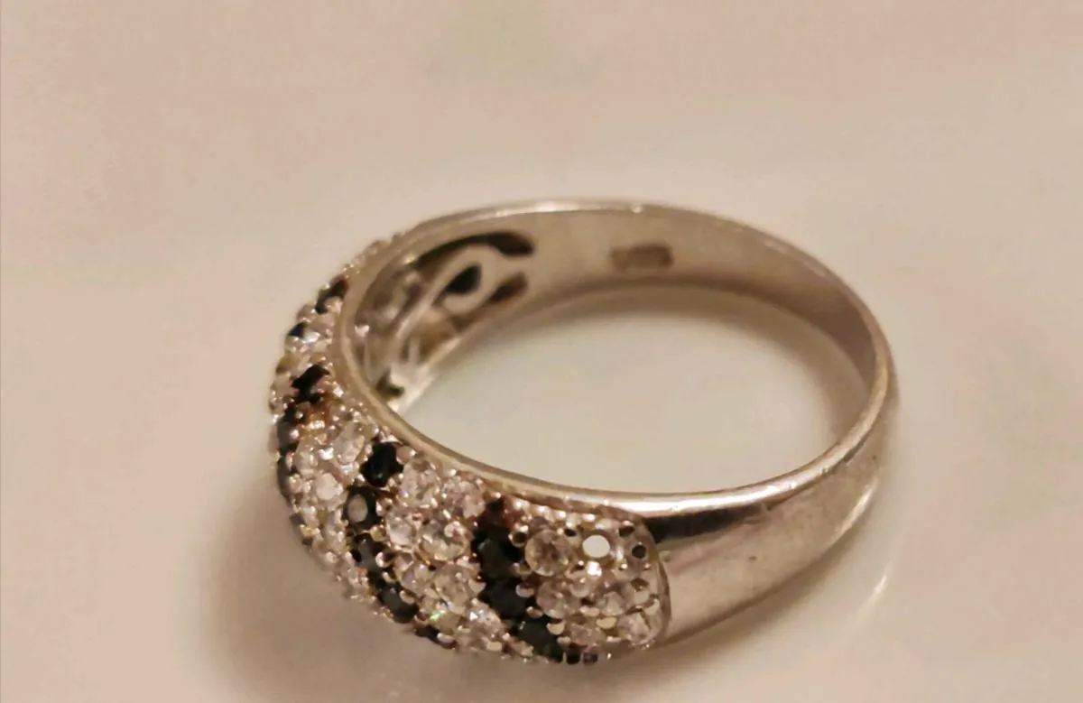 Sterling silver ring with sparkling rhinestones - Image 4