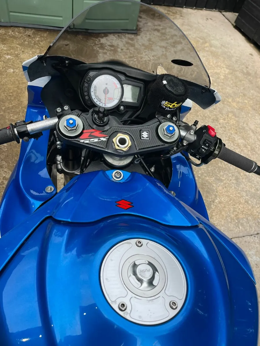 Suzuki GSXR 750 race track bike - Image 3