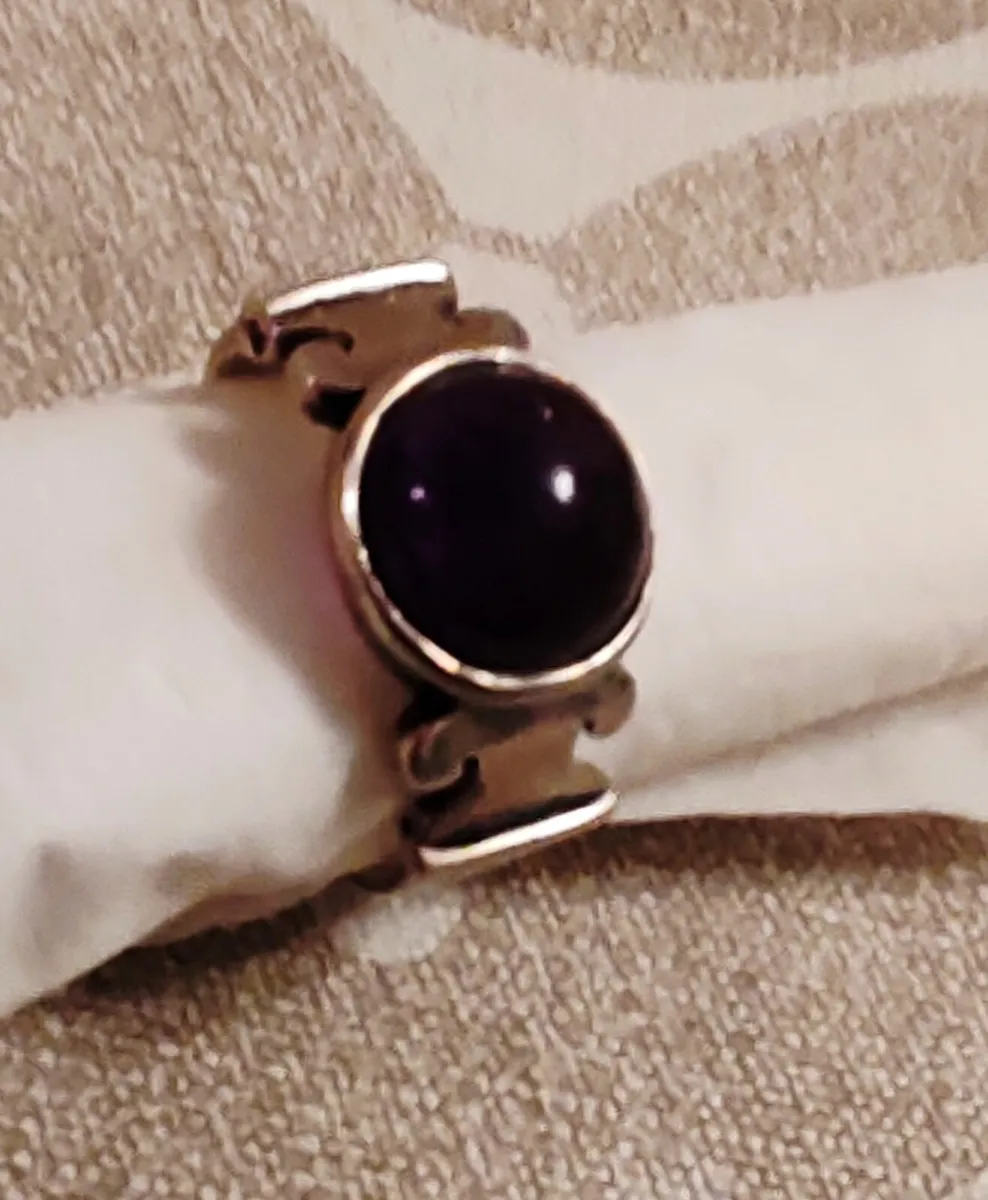 Retro sterling silver ring with purple central sto - Image 1