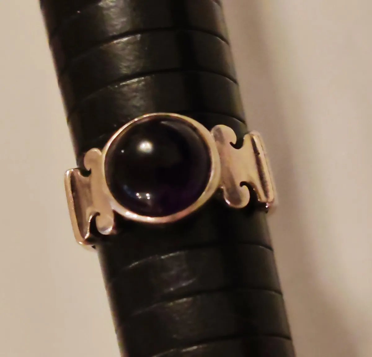 Retro sterling silver ring with purple central sto - Image 3