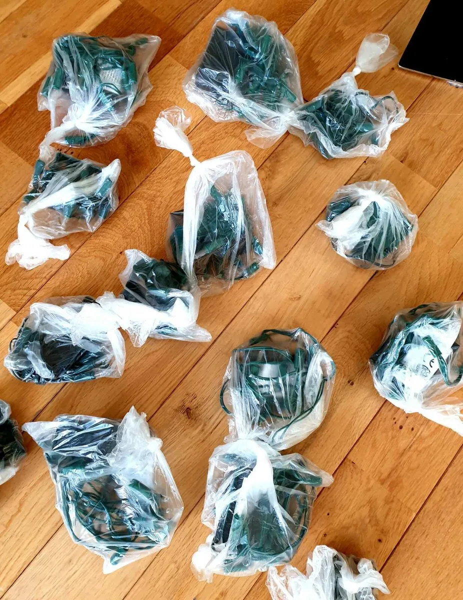 12 Christmas kissing balls with lights - Image 3