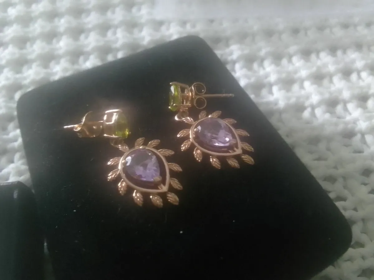 Stg silver rose  amethyst & peridot drop earrings - Image 1