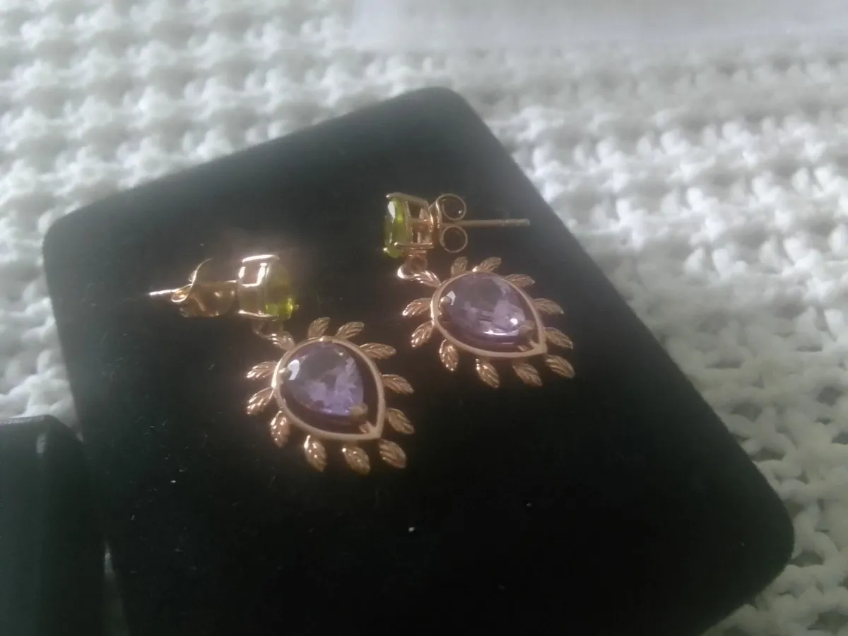 Stg silver rose  amethyst & peridot drop earrings - Image 4