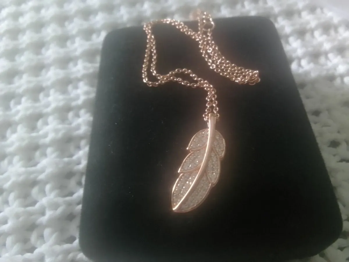 Sterling silver rose gold sim diamond leaf pendant - Image 1
