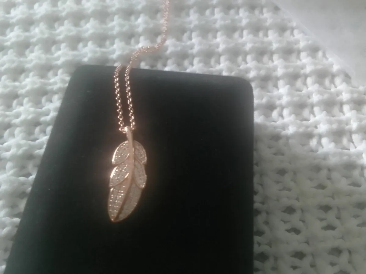 Sterling silver rose gold sim diamond leaf pendant - Image 4