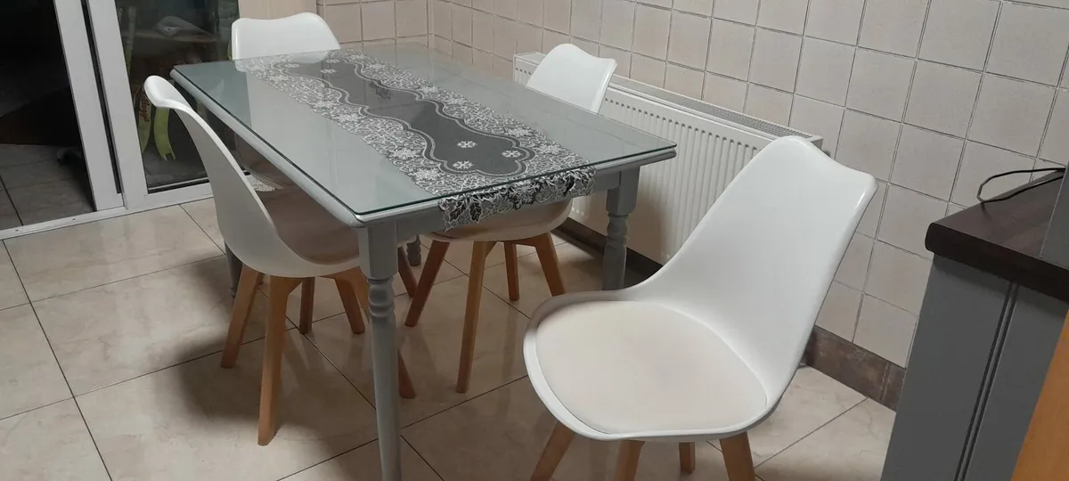 Kitchen table & chairs - Image 1