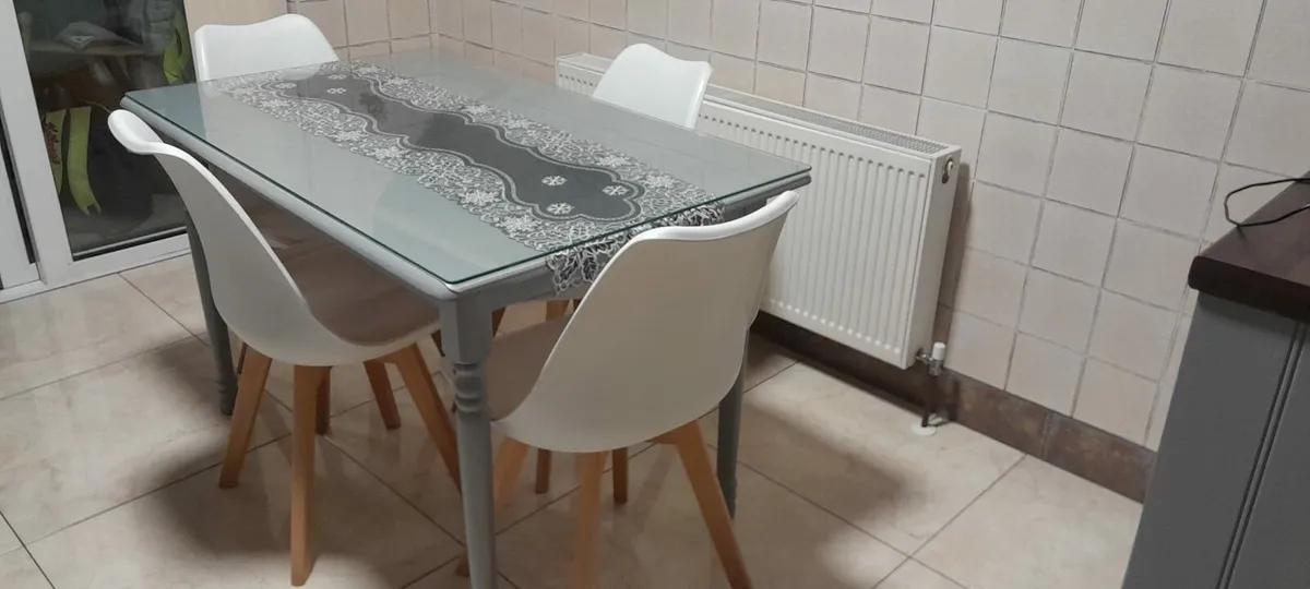 Kitchen table & chairs - Image 3