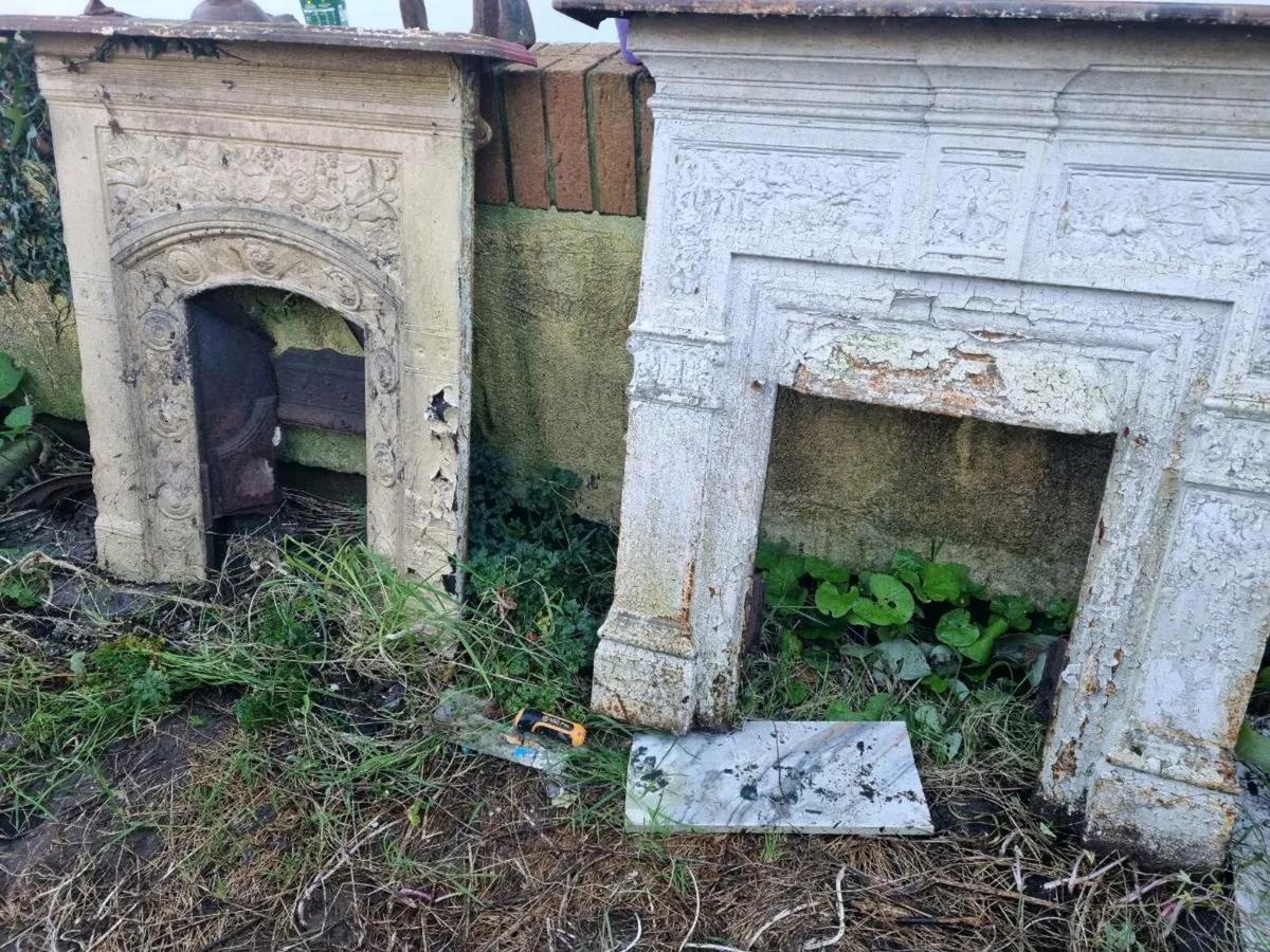 2 original old cast iron fireplaces 160 euros - Image 1