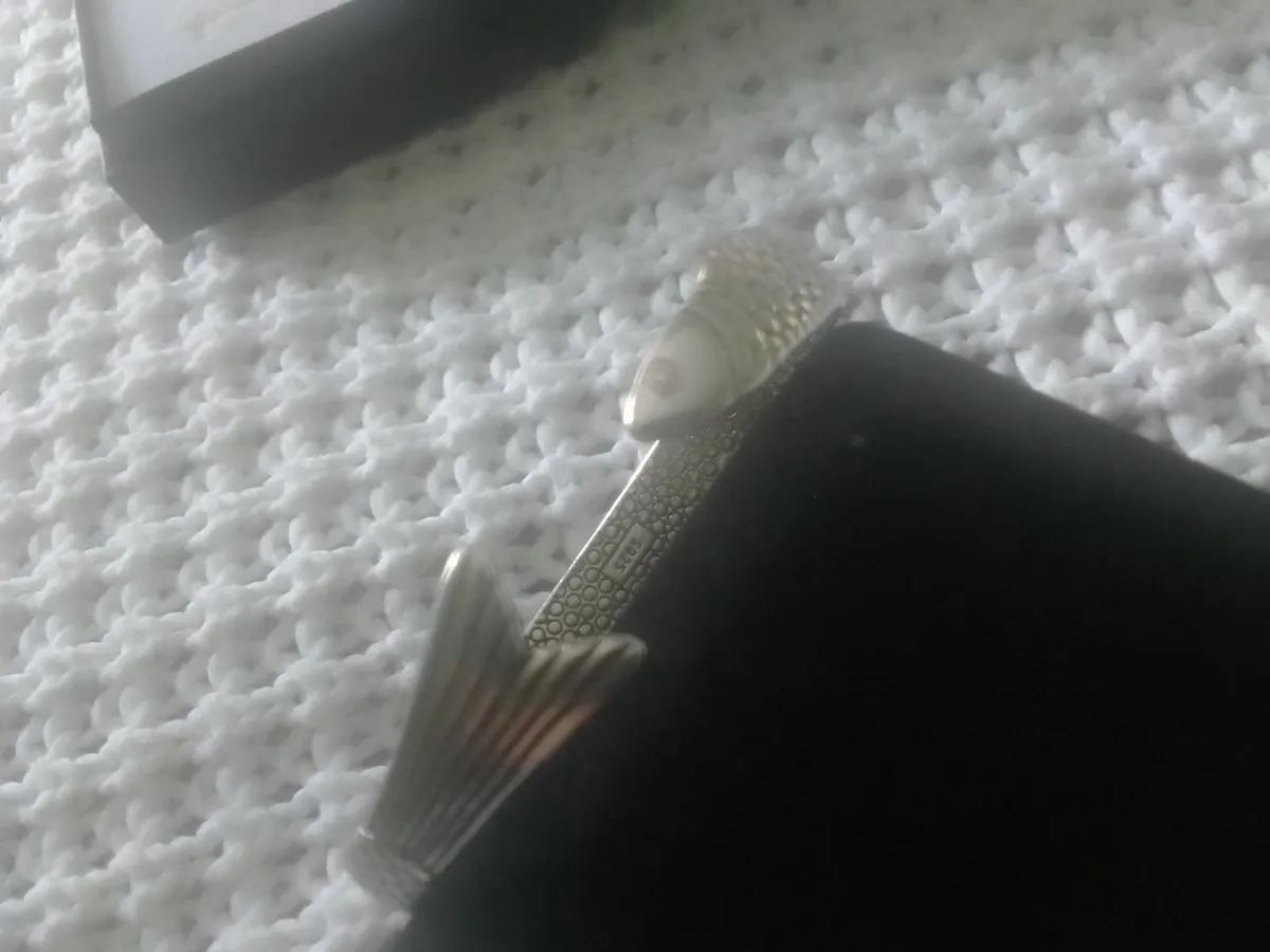 VINTAGE STERLING SILVER ARTISAN FISH BANGLE - Image 2