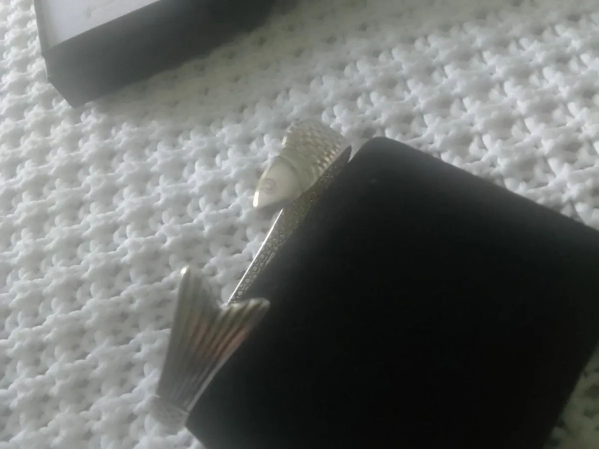 VINTAGE STERLING SILVER ARTISAN FISH BANGLE - Image 3