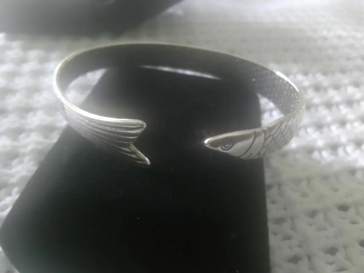 VINTAGE STERLING SILVER ARTISAN FISH BANGLE - Image 1