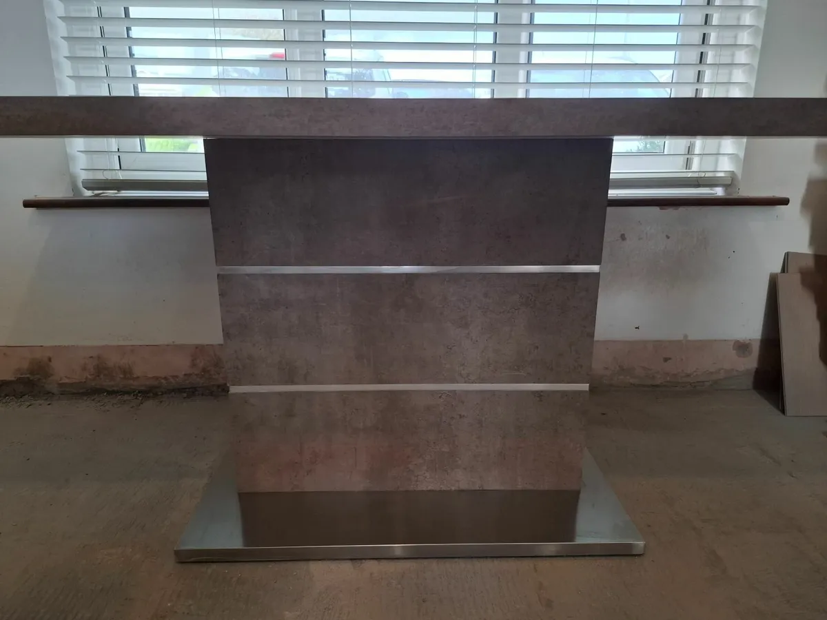 Table and 6 chairs - Image 1