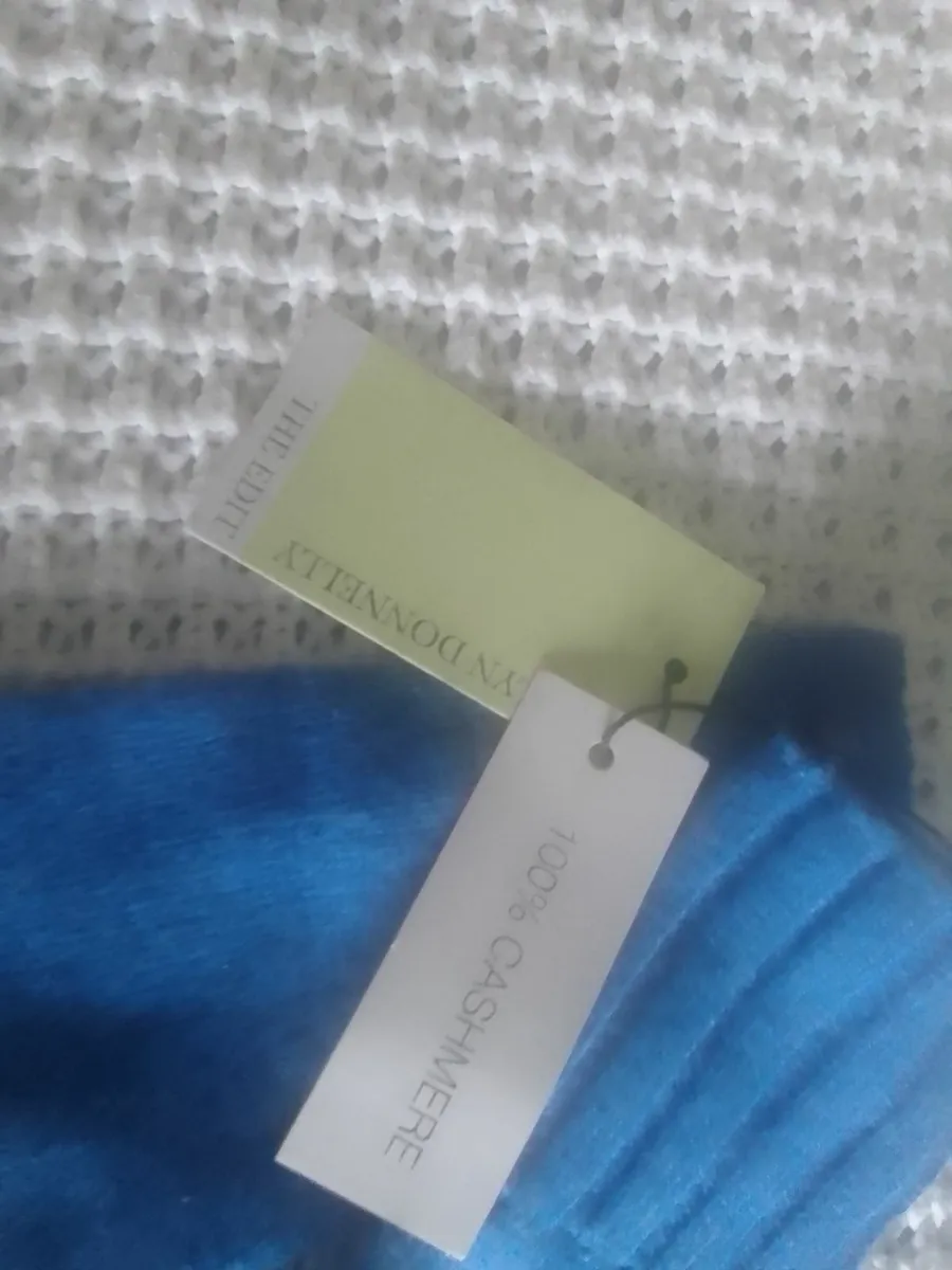 100% Cashmere gloves cobalt blue new one size - Image 4