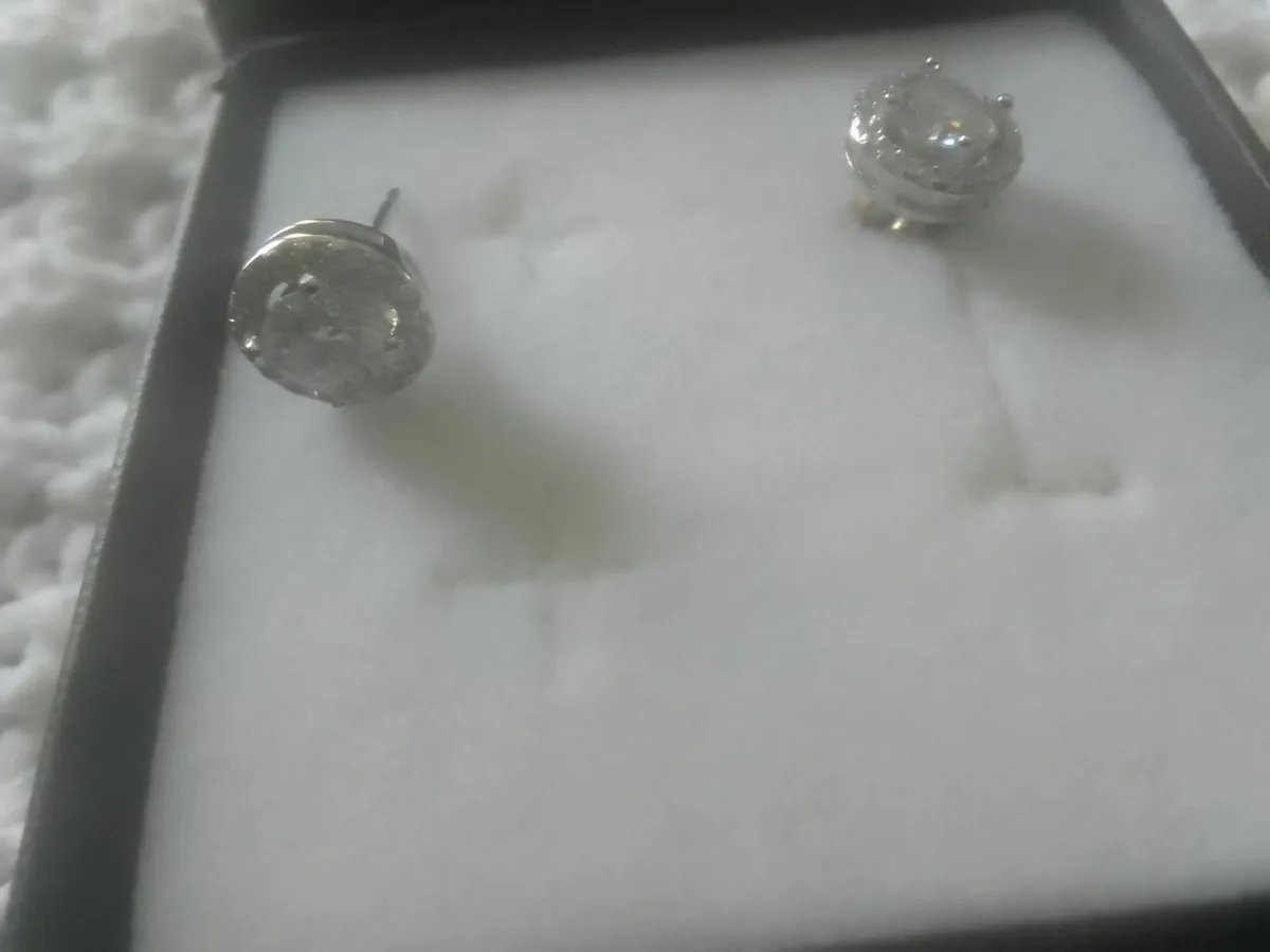 Sterling silver Moissanite halo stud earrings new - Image 3