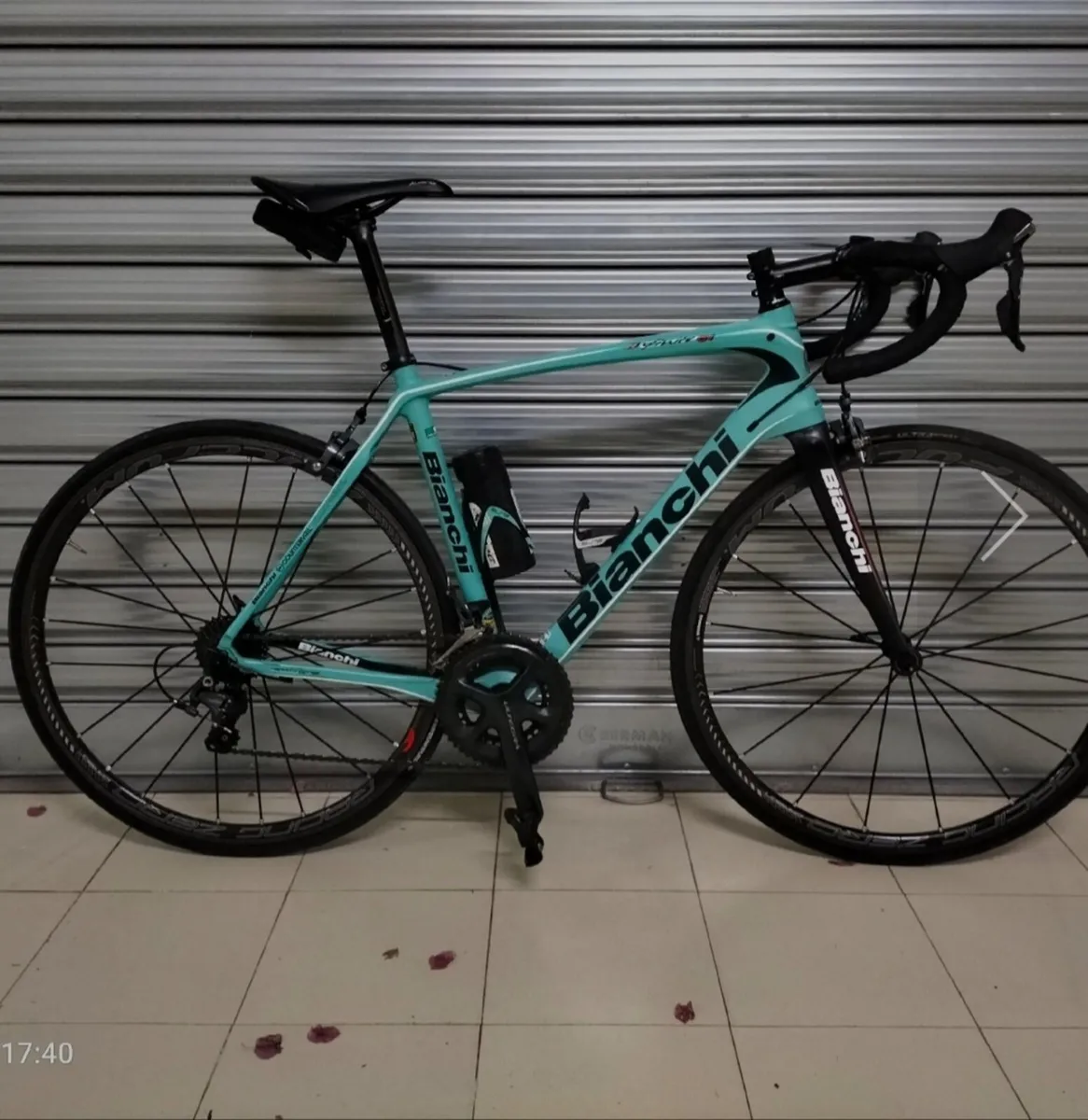 ROAD CARBON BIANCHI ROAD BIKE. Size M. - Image 1