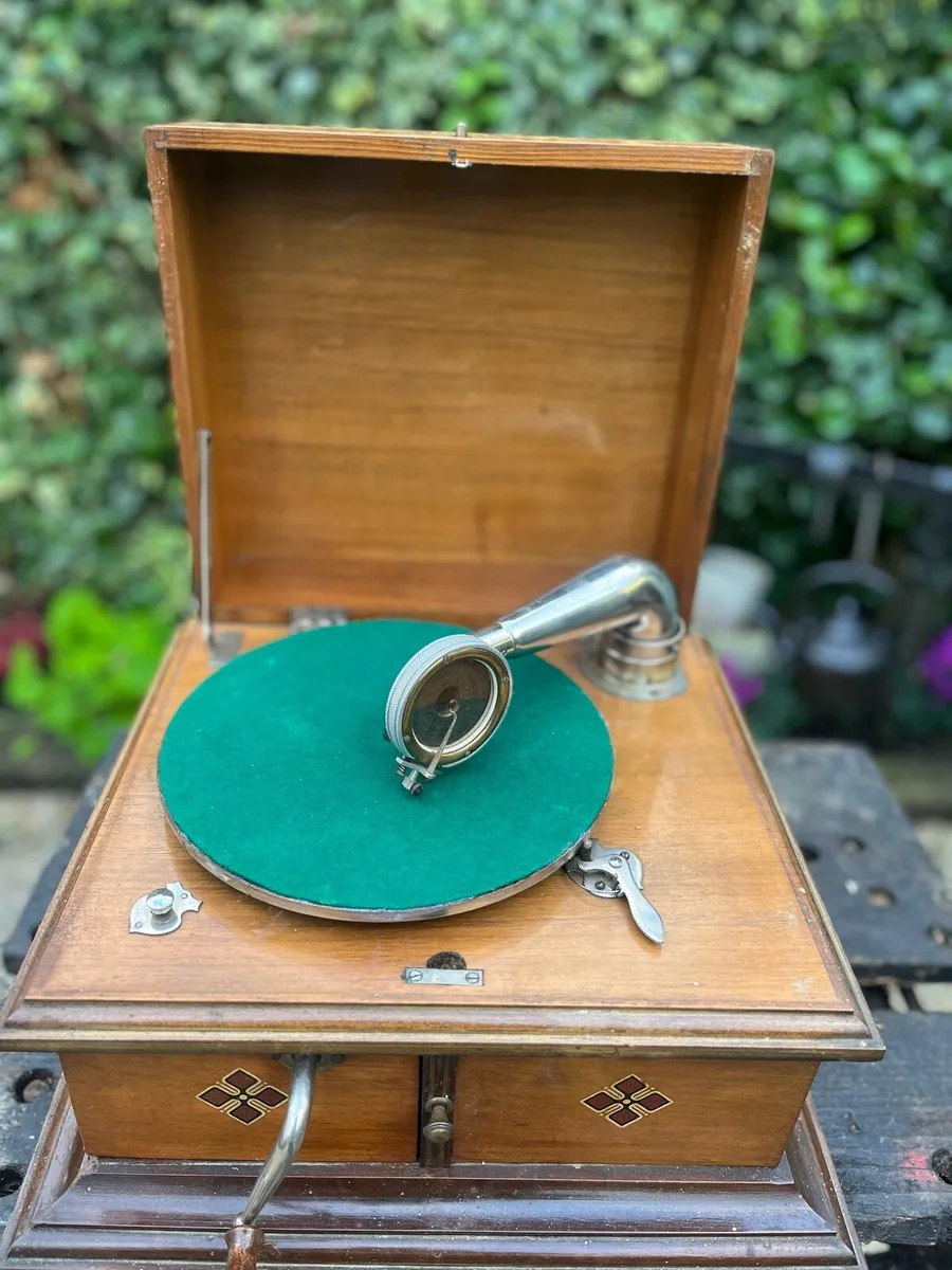 Vintage Wind Up Gramophone - Image 1