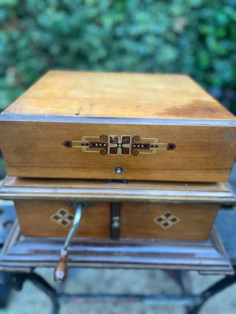 Vintage Wind Up Gramophone - Image 3