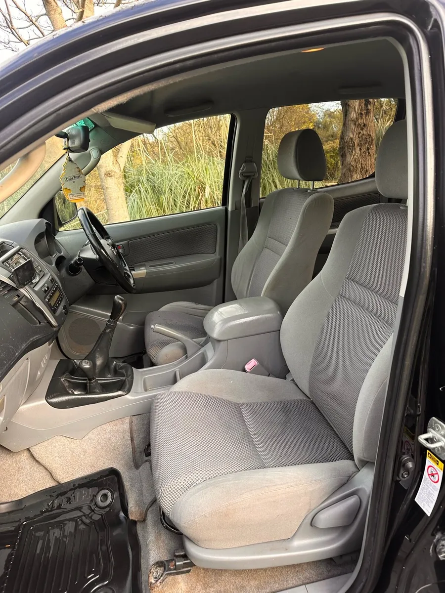 2010 Toyota Hilux - Image 3