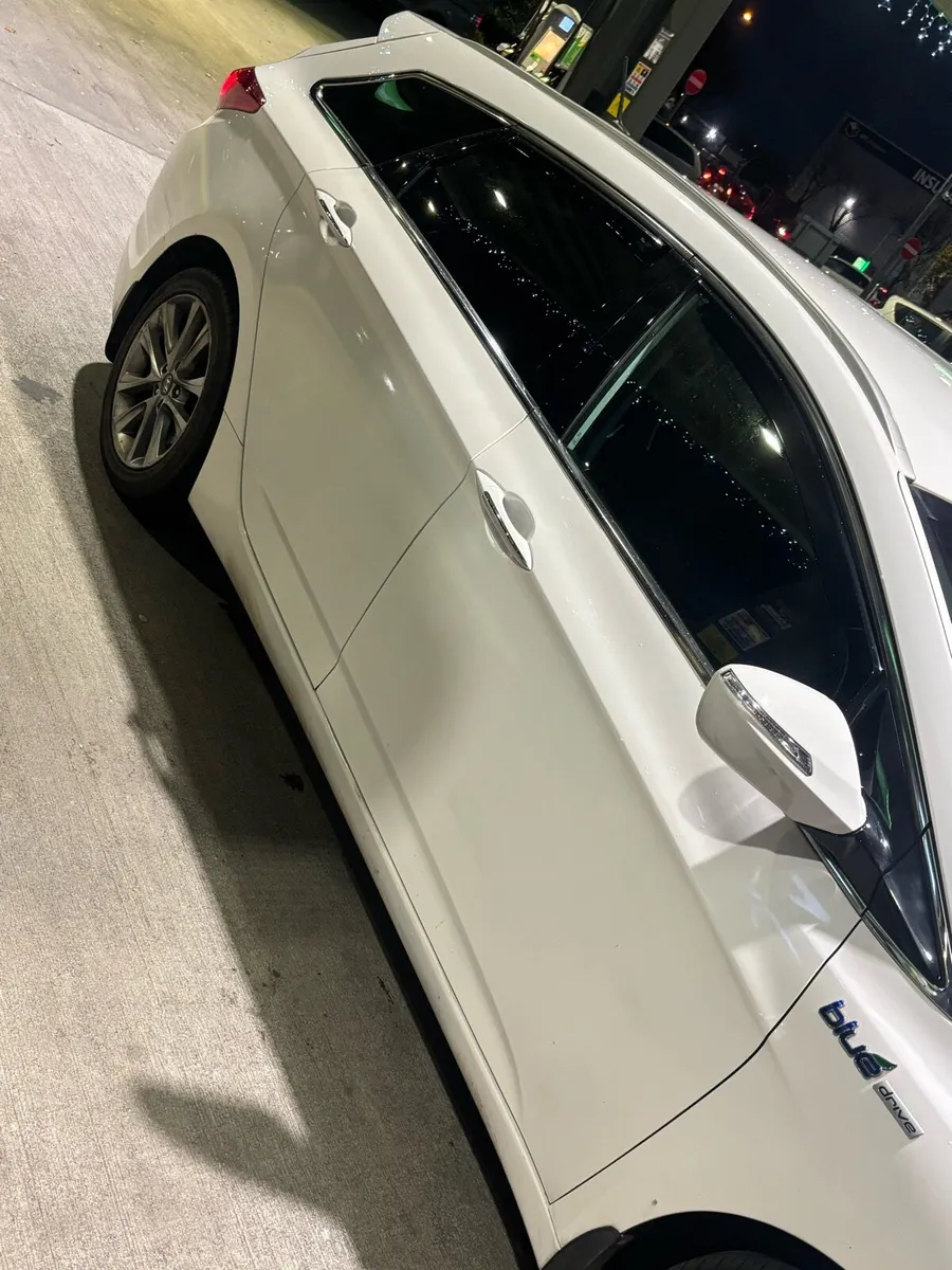 Hyundai i40 estate - Image 2