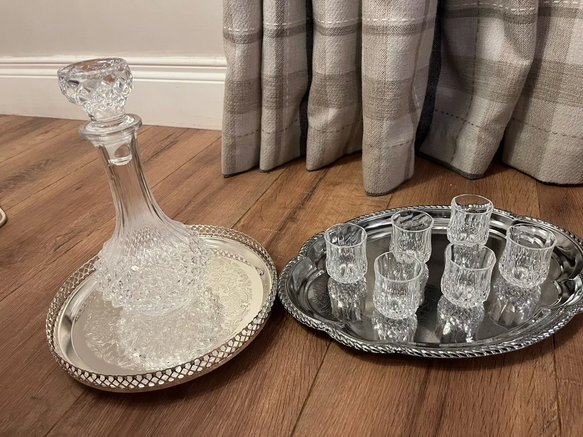 Decanter, stoppers & trays - Image 1
