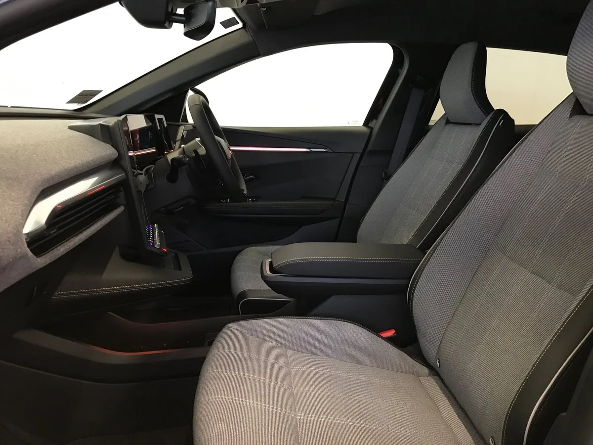 Renault Megane Techno EV60 220hp - Image 4