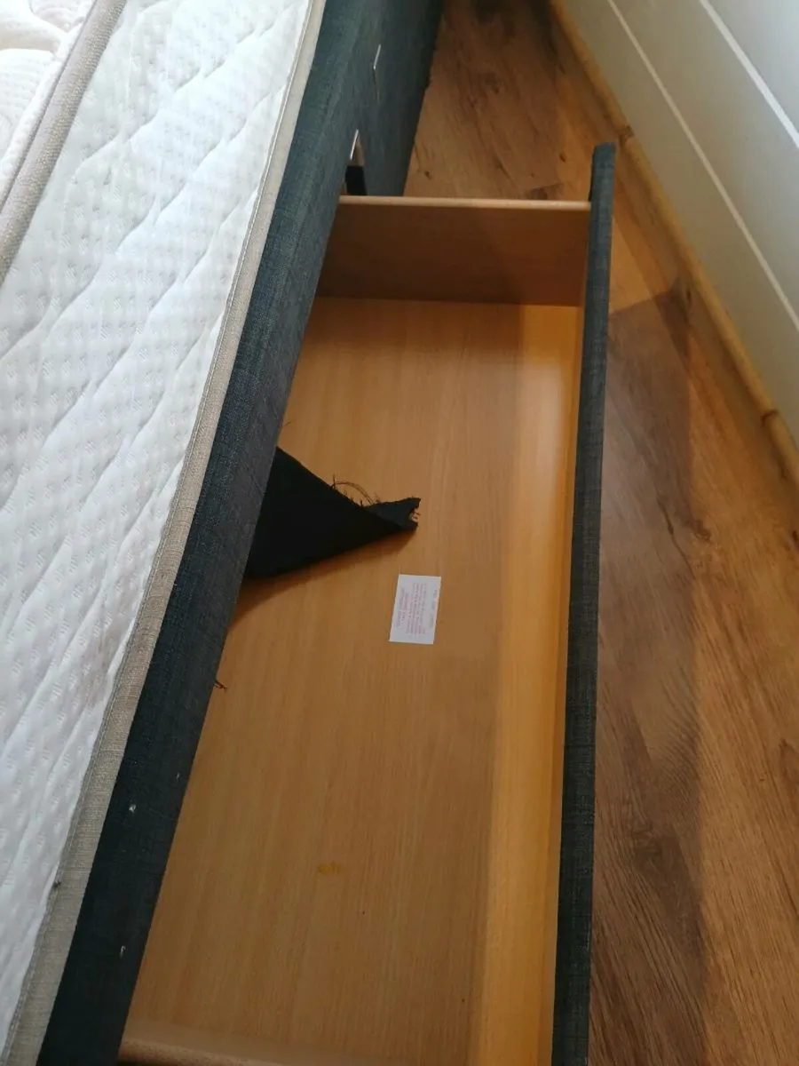 Single bed - Image 1