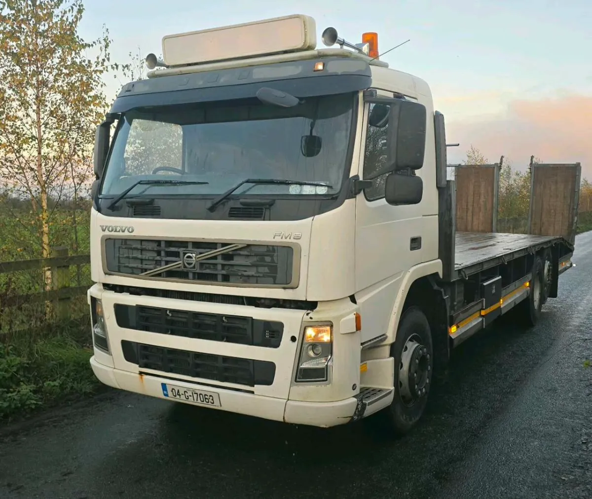 2004 Volvo FM9 Beavertail lorry - Image 1