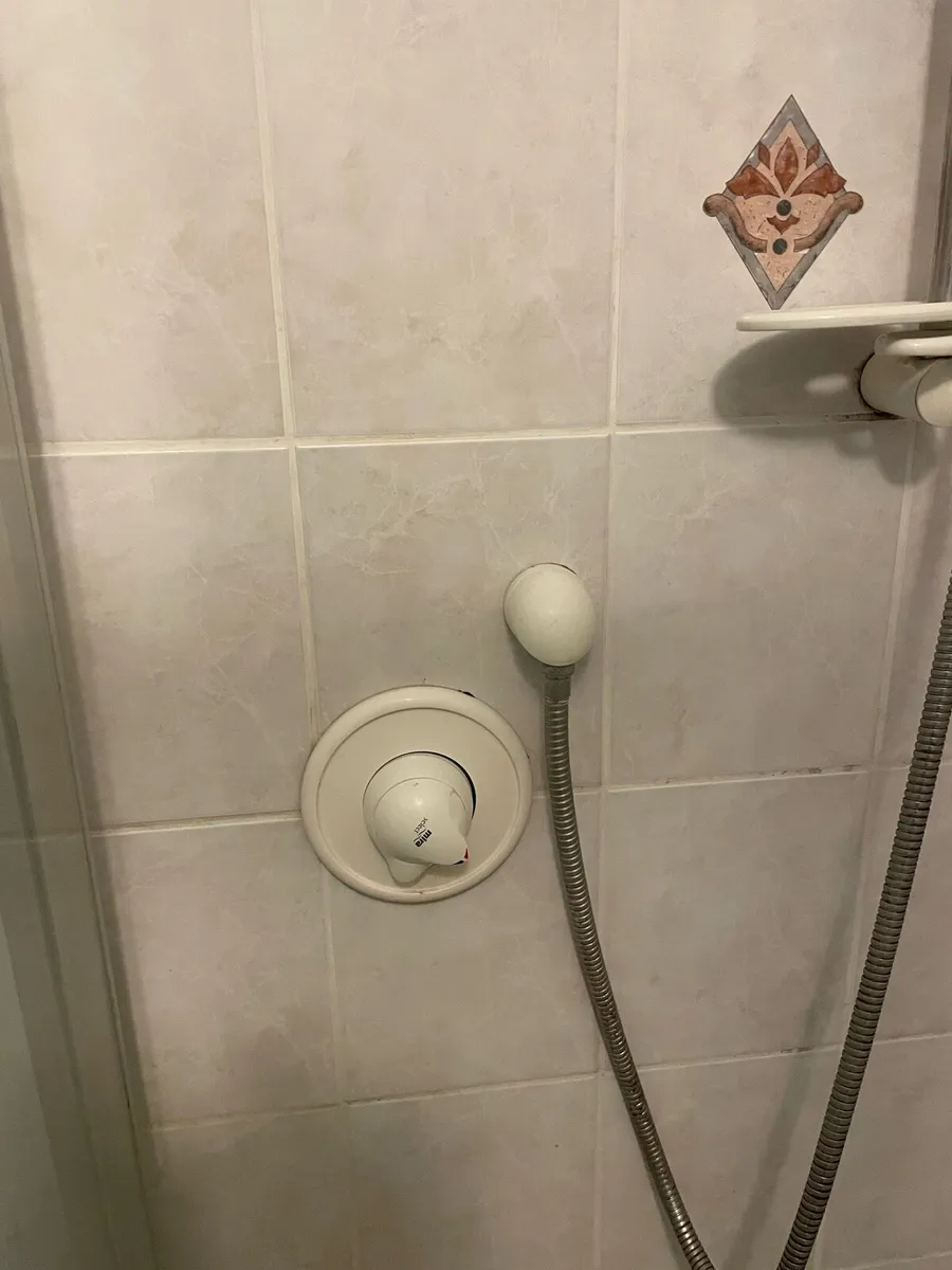 Bathroom ware - Image 1