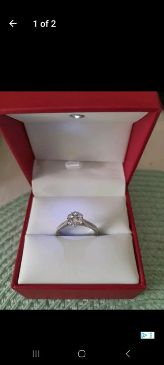 White gold diamond flower ring - Image 1