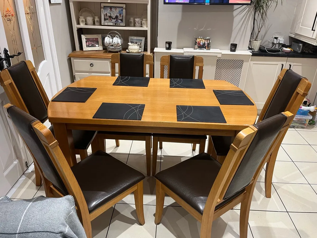 Table and chairs - Image 1