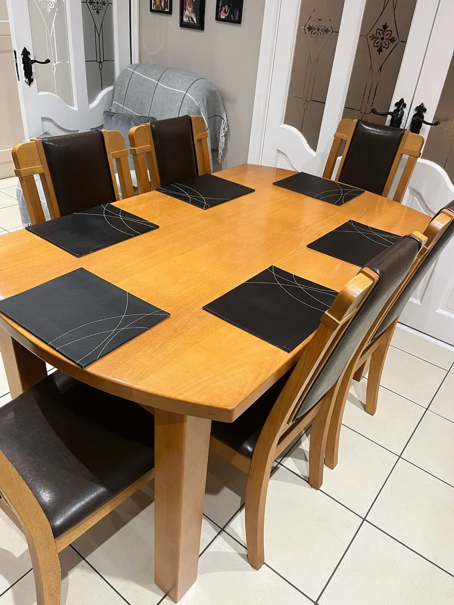 Table and chairs - Image 2